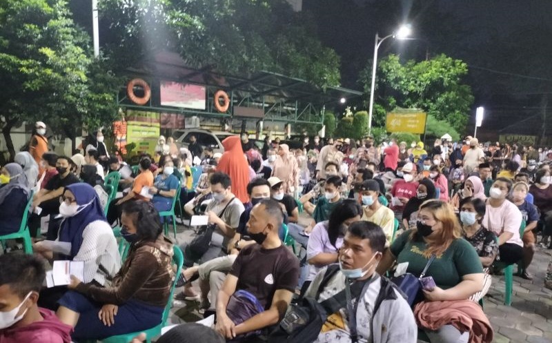 Gelar Vaksinasi Malam Hari, Polsek Tambora Bagikan Minyak Goreng ke Warga yang Ikut