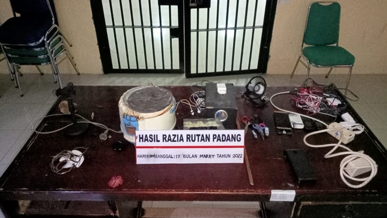 Razia Rutan Kelas IIB Padang, Petugas Temukan Ponsel hingga Senjata Tajam