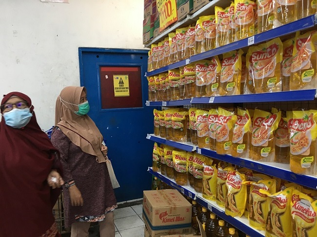 Minyak Goreng Kemasan Kembali Penuhi Rak Ritel Modern, Ibu-Ibu Enggan Beli