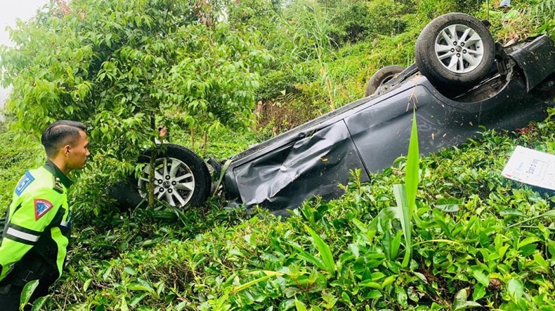 Hilang Kendali, Kijang Innova di Solok Ringsek Usai Terjun ke Jurang