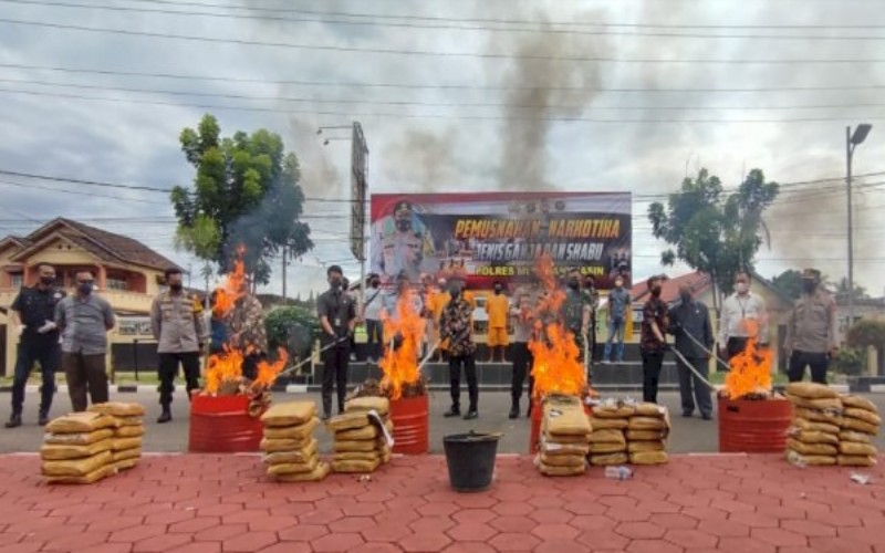 Polres Muba Musnahkan 104 Kg Ganja dan 1,6 Kg Sabu Tangkapan Awal Tahun