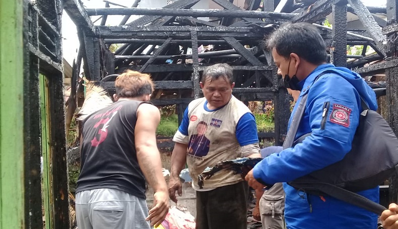 Lupa Matikan Kompor, 2 Rumah Semi Permanen di Cianjur Ludes Terbakar