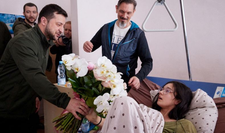 Momen Remaja Cantik Ukraina Bercanda dengan Presiden Zelensky Bahas TikTok