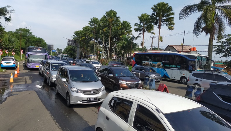 Arus Lalu Lintas Menuju Puncak Padat, Polisi Terapkan Oneway