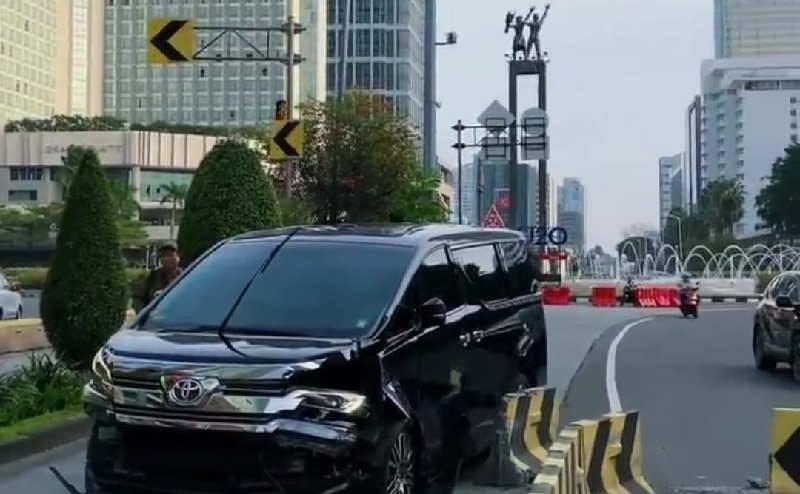 Mobil Mewah Tabrak Separator Busway di Kawasan Bundaran HI