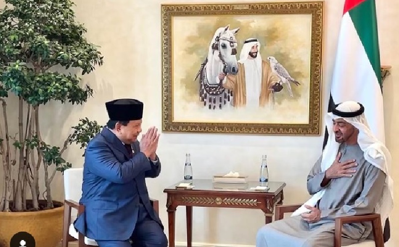 Bertemu di Abu Dhabi, Prabowo Hadiahi Pangeran MBZ Senapan dan Pistol Berlapis Emas dari Pindad