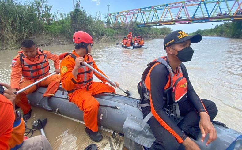 Belajar Berenang, Warga Palembang Hanyut Terbawa Arus Sungai 