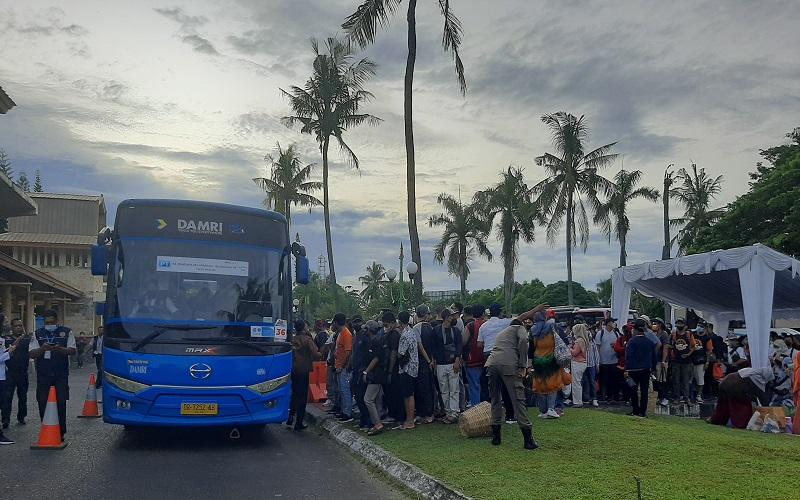 Puncak Balapan MotoGP Mandalika, Ribuan Penonton Padati Eks Bandara Selaparang