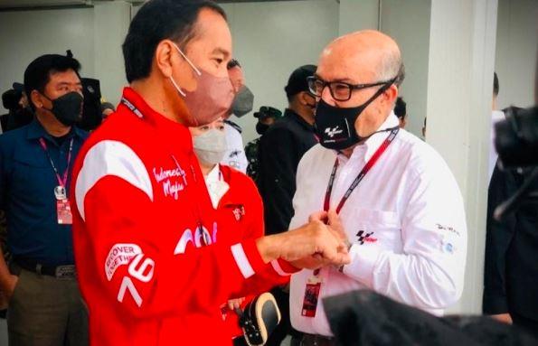 Momen Jokowi Turun ke Lintasan MotoGP saat Sirkuit Mandalika Diguyur Hujan