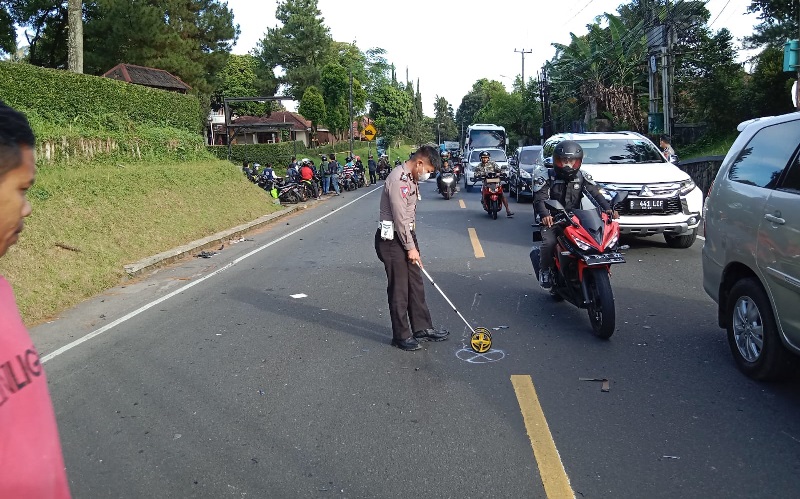 Tiga Motor Tabrakan di Jalur Puncak, 1 Korban Luka Berat Dilarikan ke Rumah Sakit