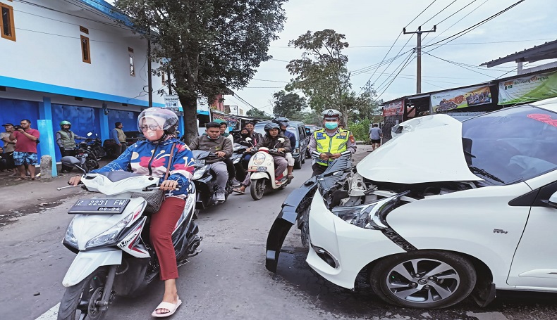 Salip Motor Terlalu ke Kanan, Avanza Tabrak Truk di Garut, 4 Luka