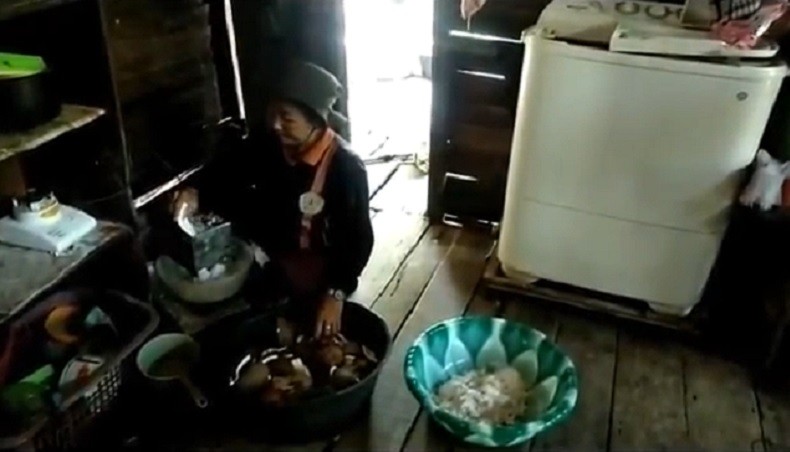 Kreatif, Emak-Emak di Kubu Raya Bikin Minyak Goreng Sendiri