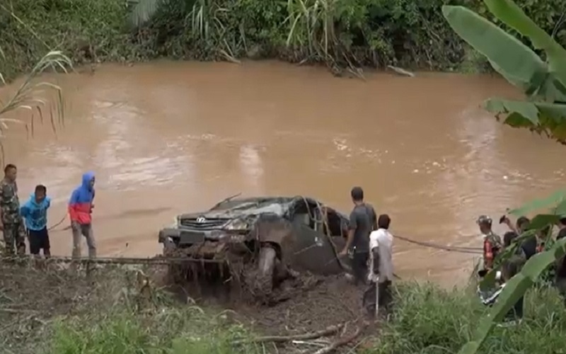 Minibus Terjun ke Sungai di Tana Toraja Dievakuasi, Satu Orang Ditemukan Tewas