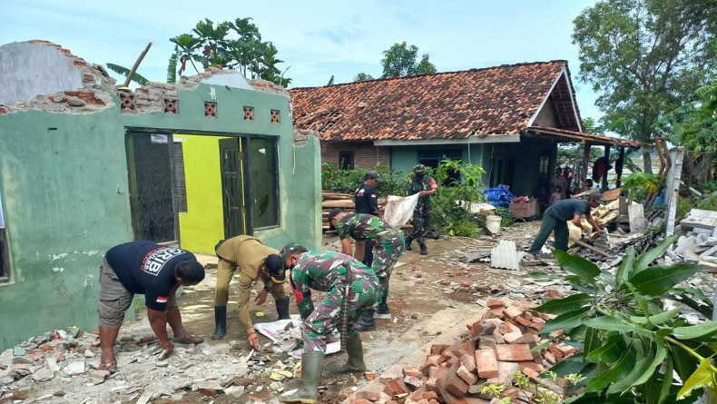 Puting Beliung Rusak Rumah Warga di Sindang dan Gantar Indramayu