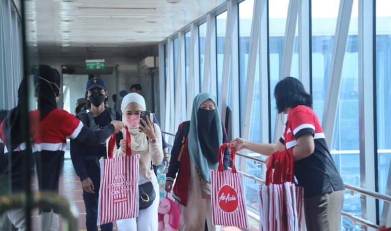 Air Asia dari Kuala Lumpur Mendarat Perdana di Bali Angkut 106 Penumpang