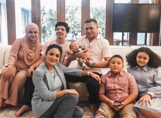 Gemasnya Momen Raul Lemos Gendong Baby Ameena, Anak Aurel Hermansyah dan Atta Halilintar