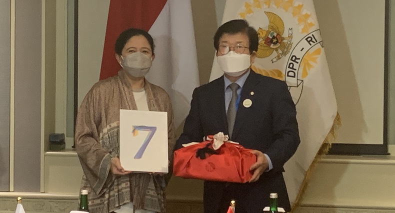 Puan Maharani Kaget Dihadiahi Album BTS saat Bertemu Ketua Parlemen Korsel