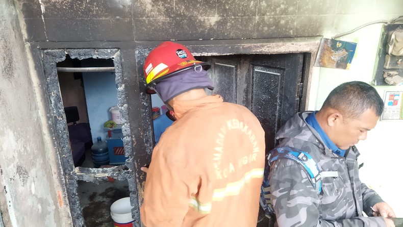 Bensin Eceran Tumpah dan Kena Rokok, Rumah di Bogor Terbakar