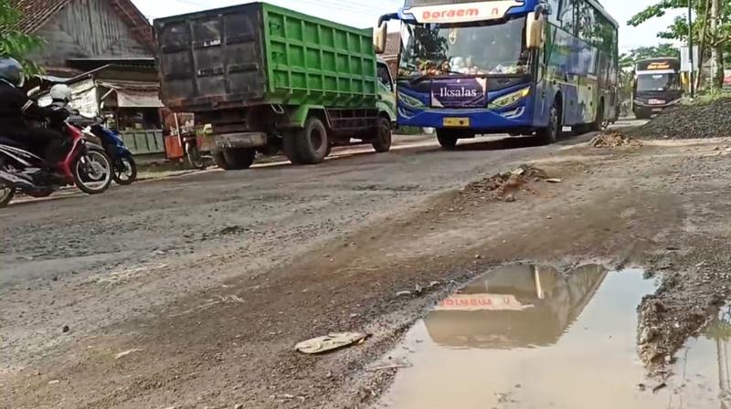Hati-hati! Jalan Provinsi Blora-Purwodadi Rusak Parah