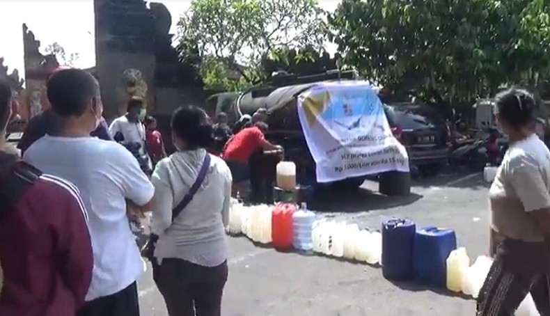 Minyak Goreng Curah Masih Mahal, Warga Denpasar Rela Antre Berjam-jam
