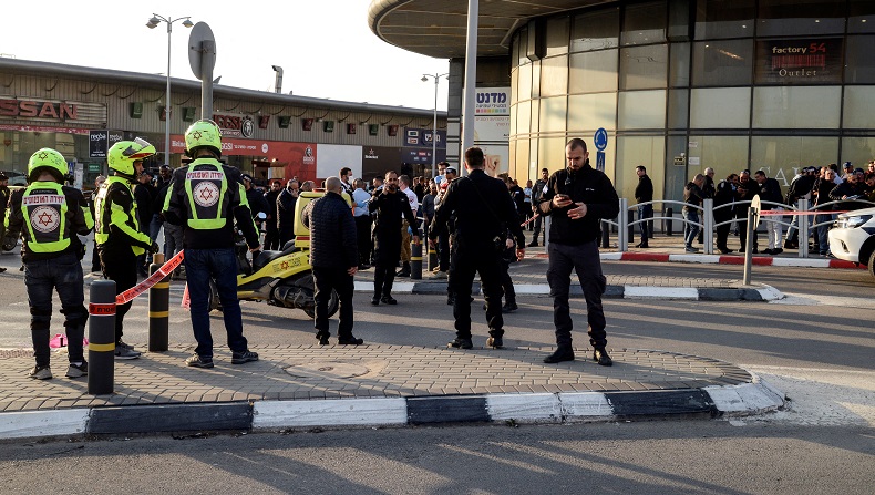 Serangan Pria Bersenjata Tewaskan 4 Orang, Pelaku Ditembak Mati Pejalan Kaki