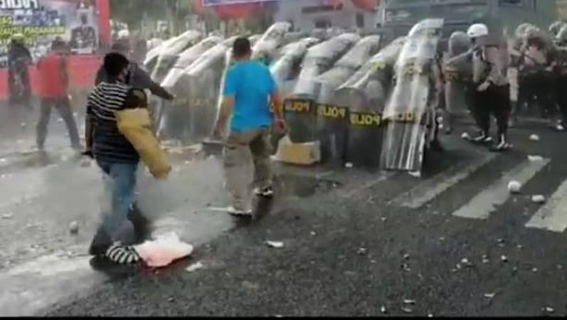 Protes Kenaikan Harga Minyak Goreng, Massa Pengunjuk Rasa Bentrok dengan Polisi