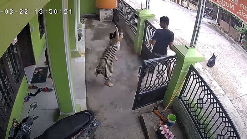 Viral Aksi Bejat Pria Dewasa Cabuli Balita Terekam CCTV, Langsung Diamuk Ibu Korban