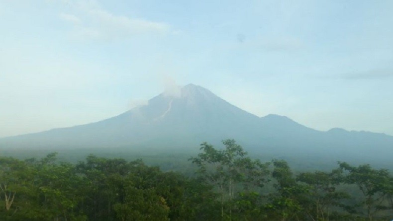 Gunung Semeru Alami 24 Kali Letusan, Masyarakat Diimbau Waspada Potensi Awan Panas Guguran
