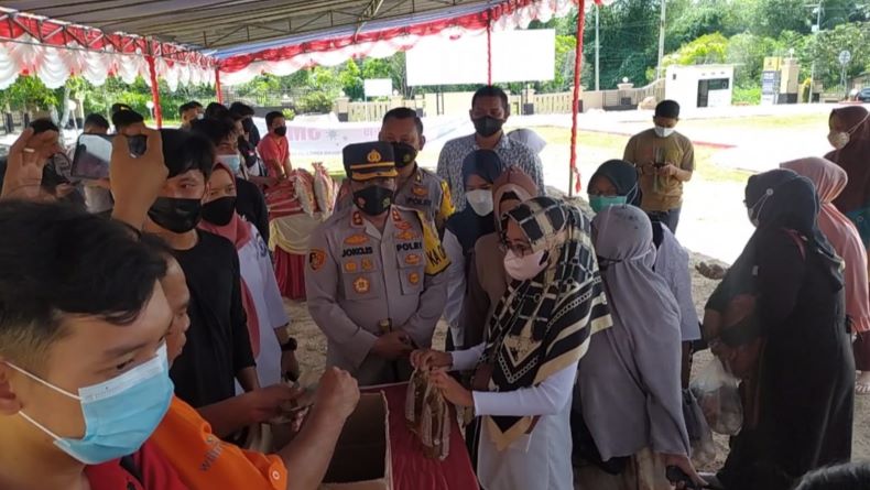 Polres Bangka Selatan Gelar Operasi Pasar, Warga: Kami Merasa Terbantu