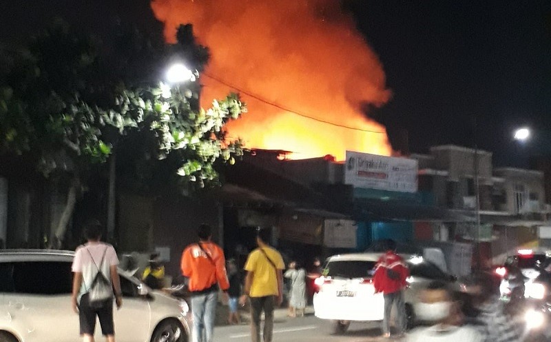 Kebakaran Hebat Landa Bengkel dan Rumah di Kemanggisan, Asap Hitam Membubung Tinggi
