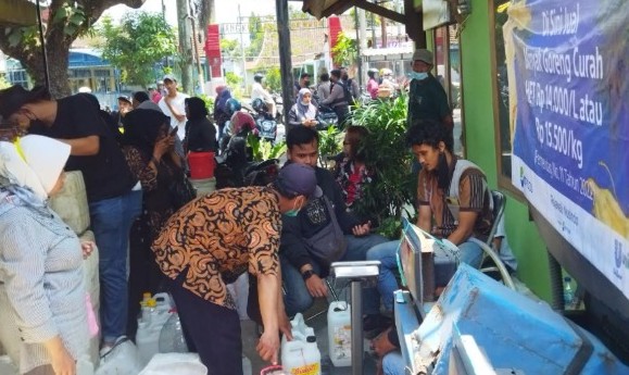 Cerita Pedagang Kecil Rela Antre hingga Utang demi Minyak Goreng Curah