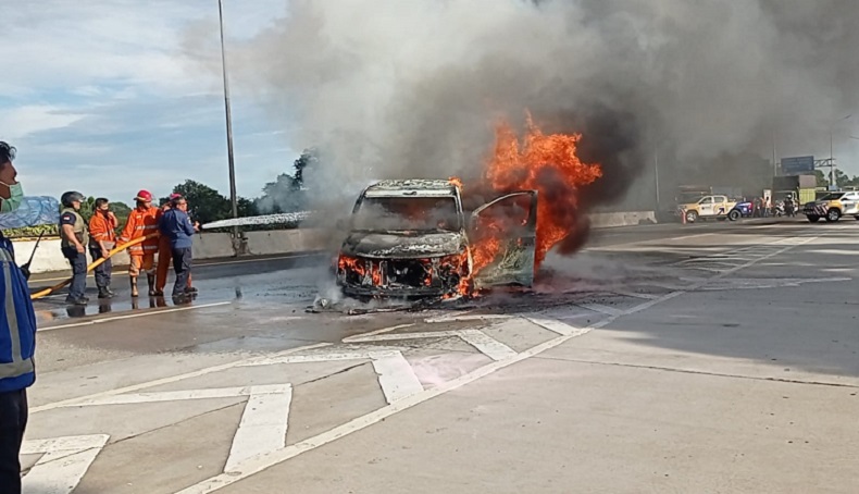 Mobil Terbakar di Ruas Tol Jagorawi, Diduga akibat Korsleting Listrik