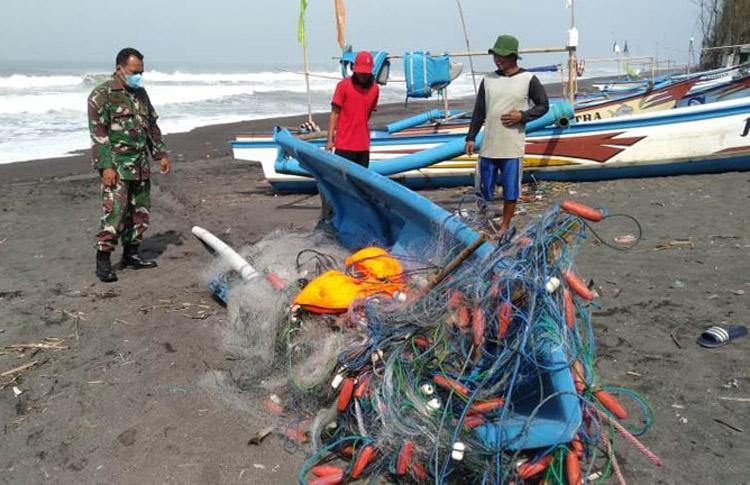 Perahu Jukung Nelayan Bantul Pecah Dihantam Gelombang, 2 ABK Selamat 