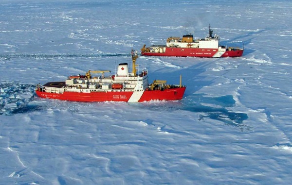 Inilah Alasan Kapal Pemecah Es di Alaska Berwarna Merah, Ternyata Ada Rahasianya lho