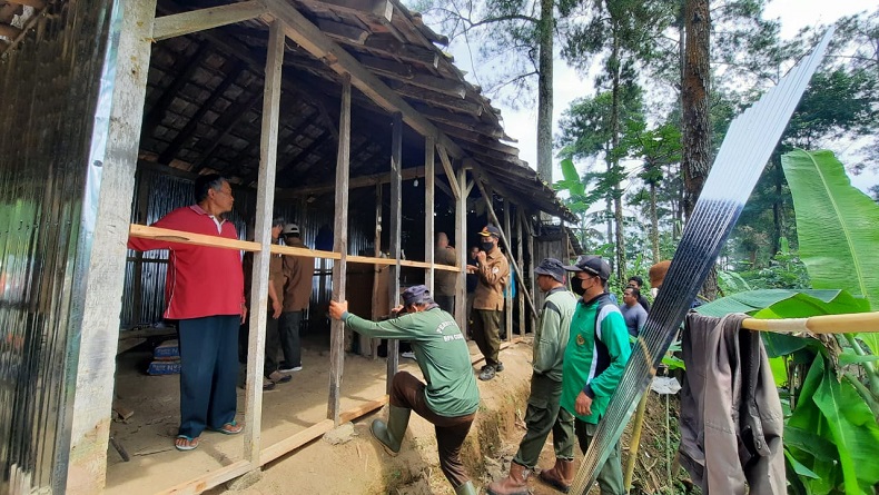 Perhutani Bedah Rumah Tenaga Penyadap Getah Pinus di Wonogiri