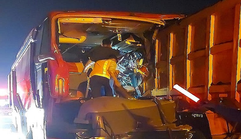 Ngeri, Bus Agra Mas Hantam Dump Truck di Tol Cipali, 1 Tewas 11 Luka