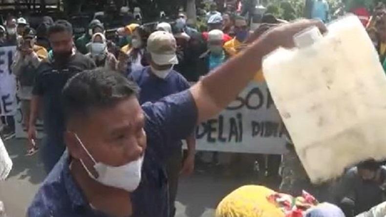 Ratusan Perajin Tahu Tempe di Magelang Demo di Kantor DPRD 
