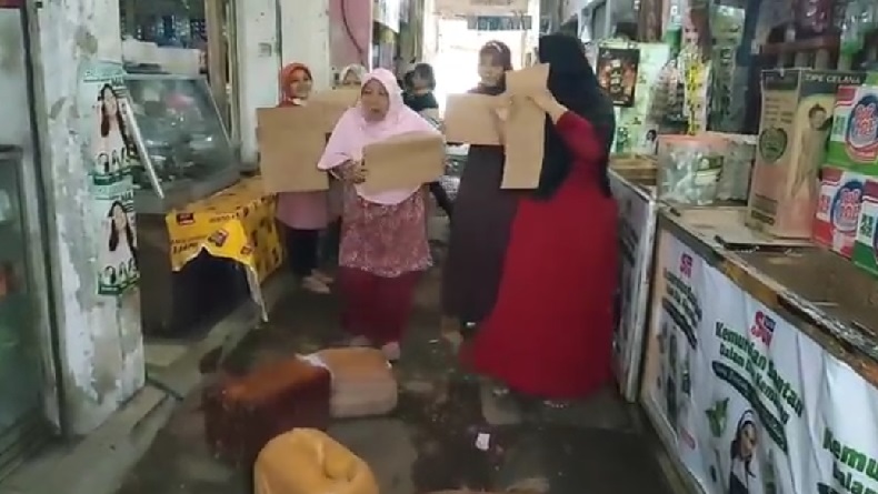 Kesal Minyak Goreng Langka, Emak-emak di Indramayu Ngamuk Banting Jeriken