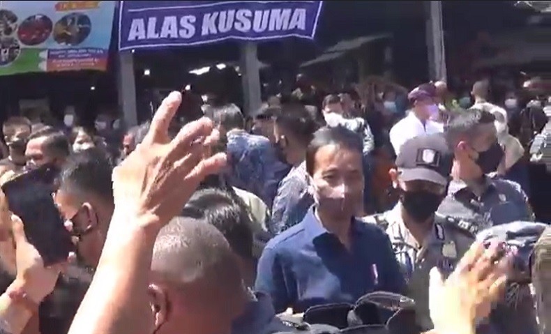Jokowi Datangi Pasar Jimbaran Bali, Ibu-Ibu Senang Bisa Selfie dan Dapat Sembako
