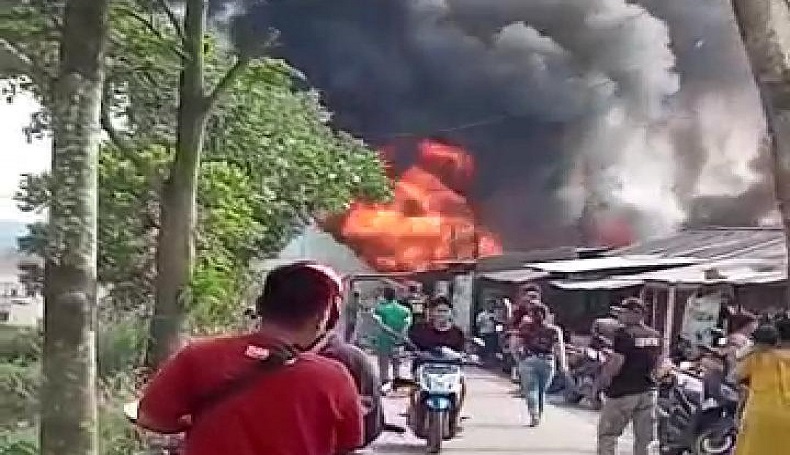 Toko Bahan Bangunan di Purwakarta Ludes Terbakar, 2 Jam Api Dipadamkan