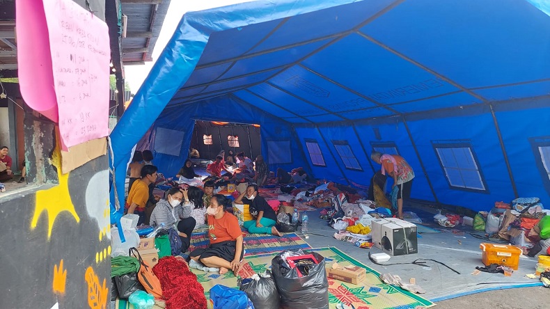 Puluhan Pengungsi Korban Kebakaran Kemanggisan Dapat Bantuan Makanan hingga Baju