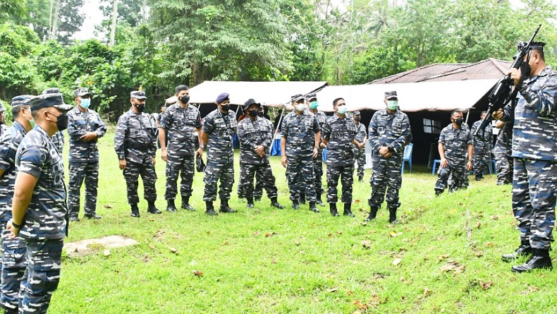 Tingkatkan Profesionalisme, Danlantamal VIII Latihan Menembak Gunakan Senapan Serbu 2