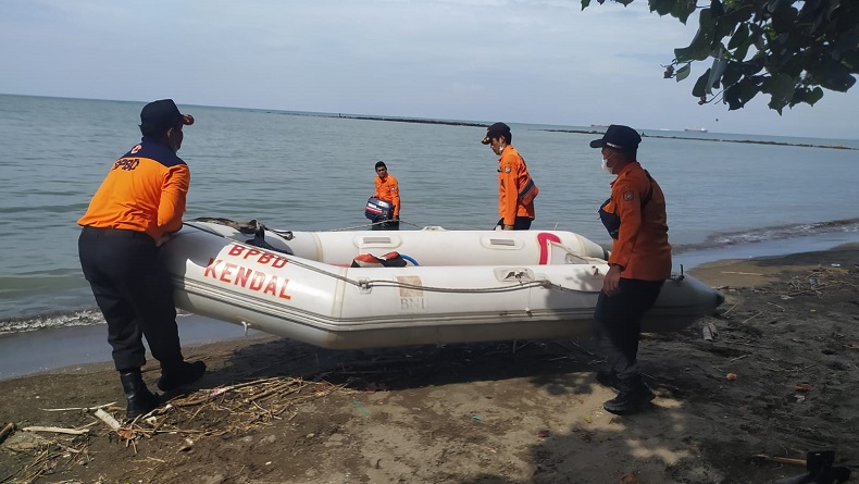 Diduga Terpeleset, Seorang Pemancing Tenggelam di Pelabuhan Kendal