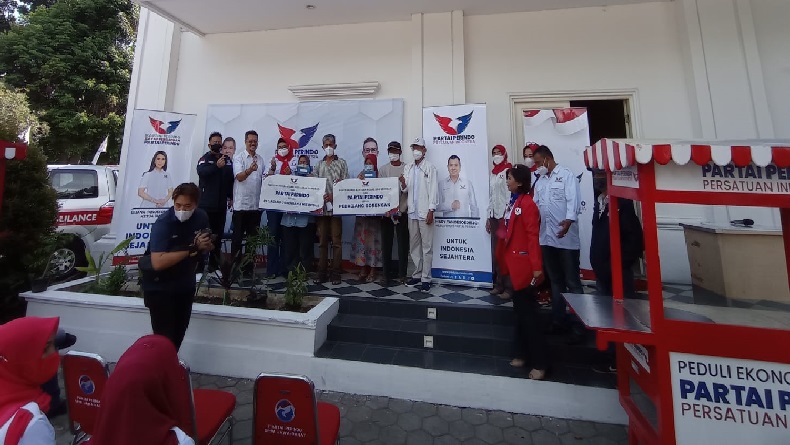 Perindo Jabar Beri Modal Usaha dan Gerobak untuk Pedagang Kecil di Bandung