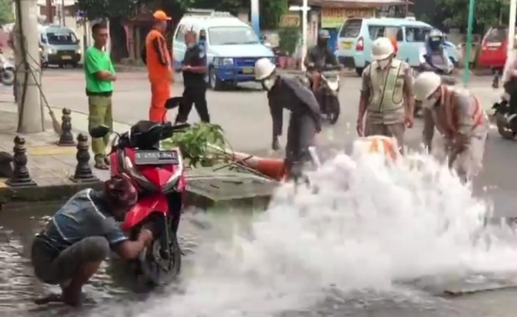 Viral Petugas PDAM Sibuk Perbaiki Air Bocor, Pria Ini Malah dengan Santuy Asyik Cuci Motor