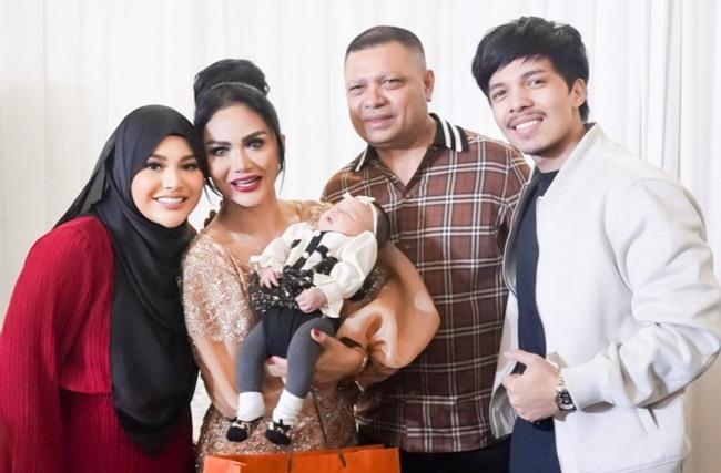 7 Artis yang Sangat Dekat dengan Mertuanya, Nomor 6 Sempat Tidak Direstui