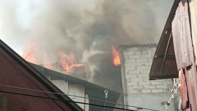 Kebakaran Lahap Bangunan Rumah di Tambora, 24 Unit Damkar Dikerahkan