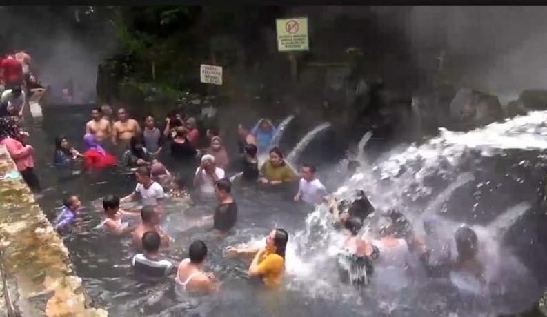Jelang Ramadan, Ratusan Pengunjung Serbu Pemandian Air Panas Objek Wisata Guci Tegal