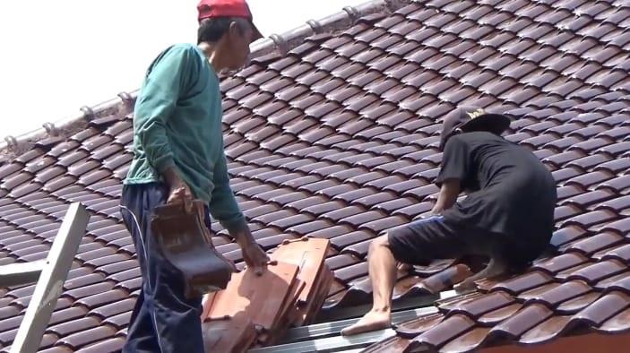 Viral Pemborong Bongkar Genteng Puskesmas Jambu gegara Uang Proyek Belum Dilunasi