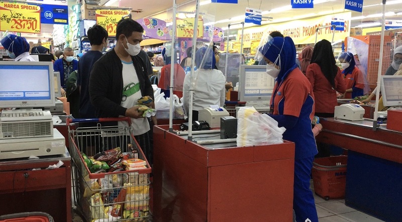 Jelang Bulan Puasa, Ritel Modern di Bekasi Dipadati Pengunjung